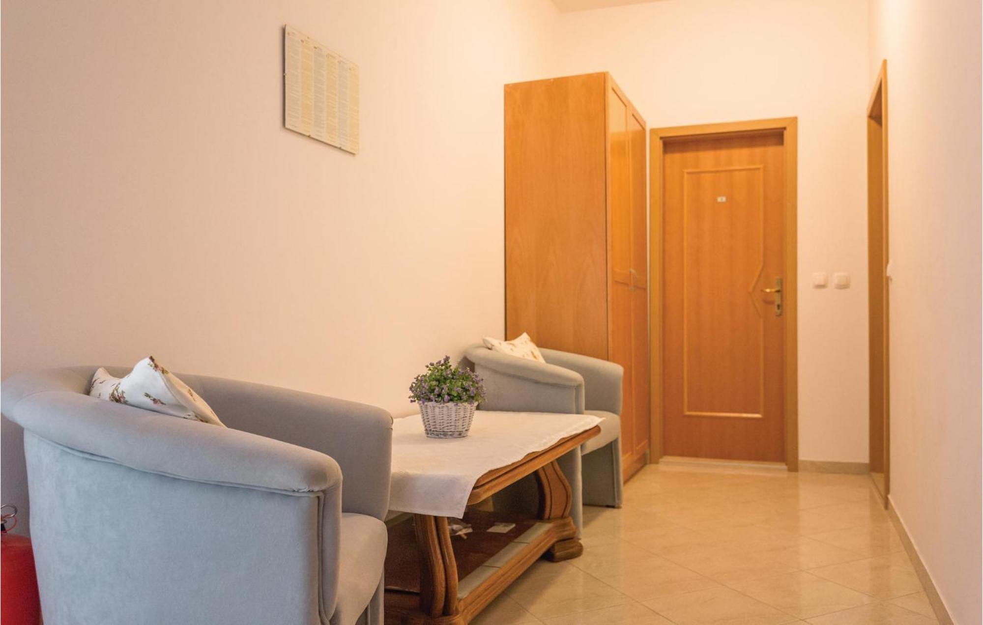 1 Bedroom Stunning Apartment In Makarská Exteriér fotografie